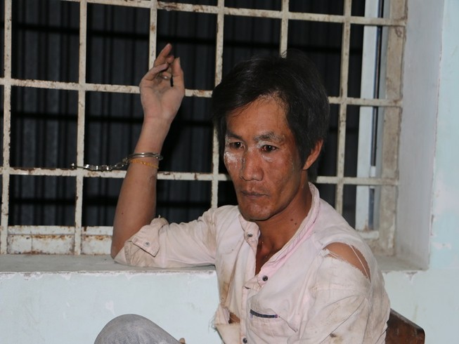 Khống chế thanh niên ngáo đá châm xăng đốt nhà