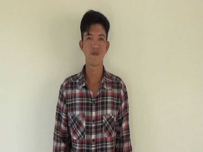 Vờ phát gạo từ thiện lừa vé số của người khuyết tật