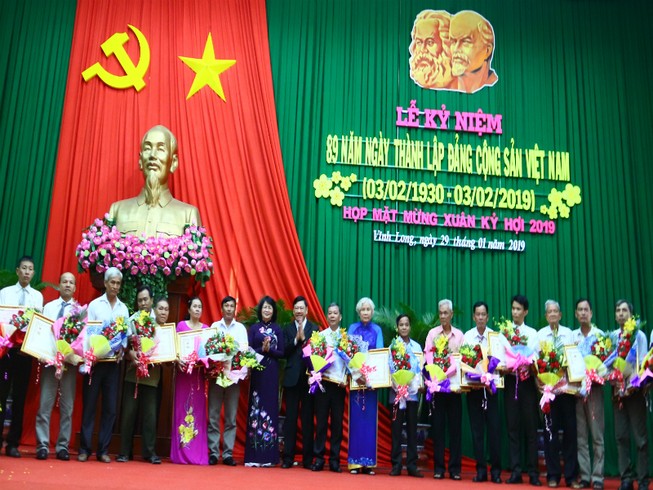 Phó Chủ tịch nước tặng quà tết cho công nhân Vĩnh Long