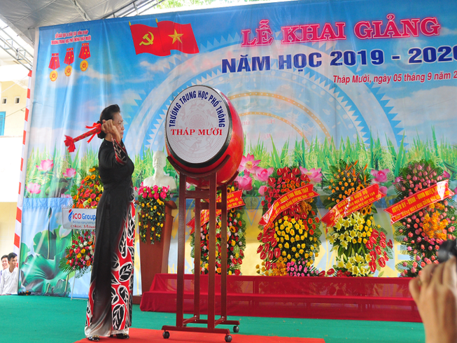 Chủ tịch QH Nguyễn Thị Kim Ngân dự khai giảng tại Đồng Tháp
