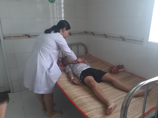 Nghi vấn mẹ pha thuốc trừ cỏ vào nước tự tử cùng 4 con