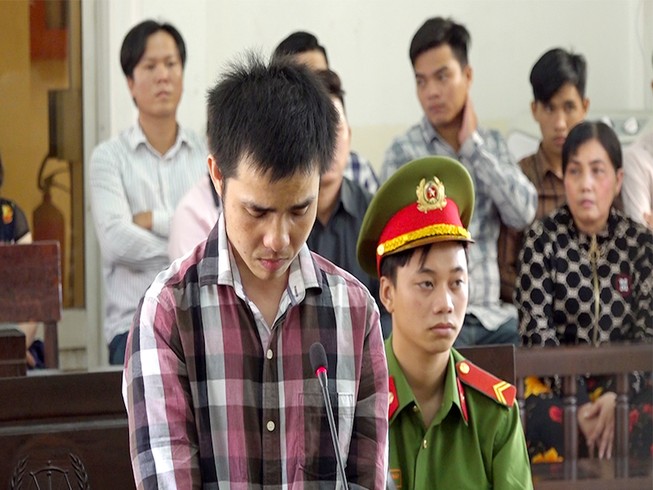 Mang dao 'xử' chủ cửa hàng điện thoại vì không giảm giá
