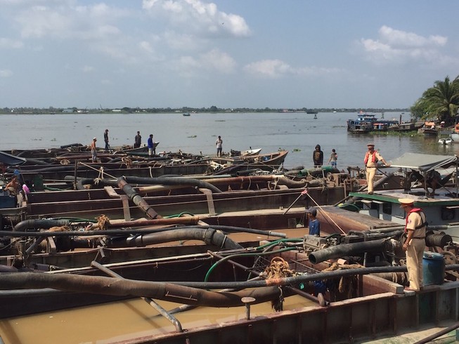 Bắt 20 phương tiện trộm cát trên sông Tiền