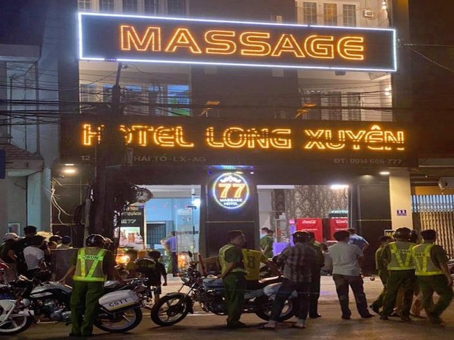 Không trả đủ tiền bo, khách bị nữ nhân viên massage đâm chết