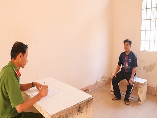 Khởi tố cựu trình dược viên cướp tài sản của học sinh