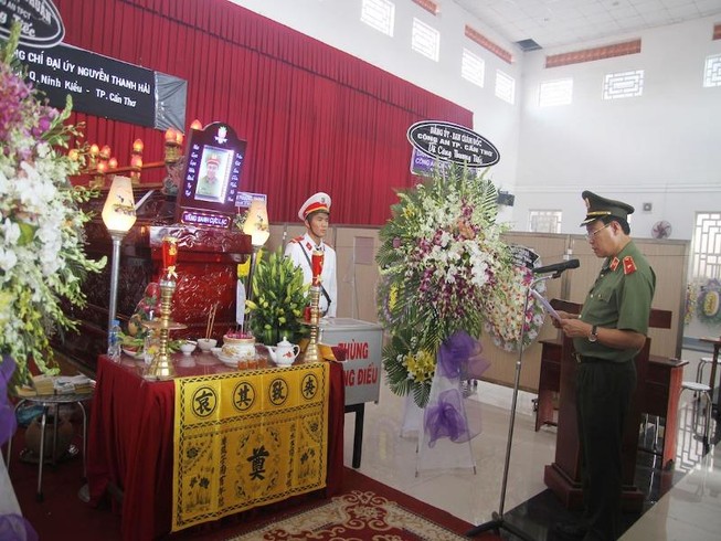 Thiếu tướng Lê Tấn Tới đọc điếu văn truy điệu Thiếu tá Nguyễn Thanh Hải
