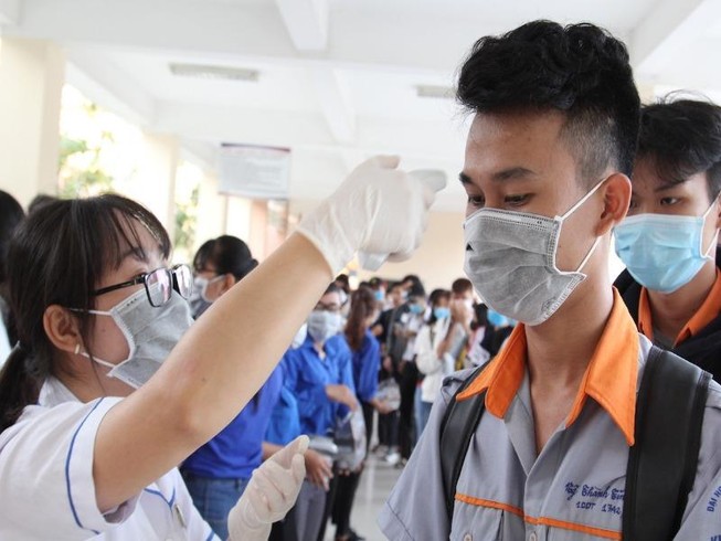Đo thân nhiệt cho sinh viên. Ảnh Hải Dương