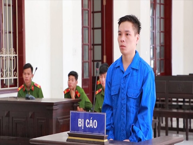 Mượn điện thoại không được, con trai đập phá đồ của mẹ