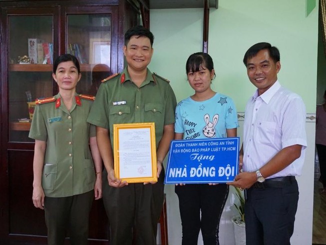 Báo Pháp Luật TP HCM trao Nhà đồng đội tại Trà Vinh