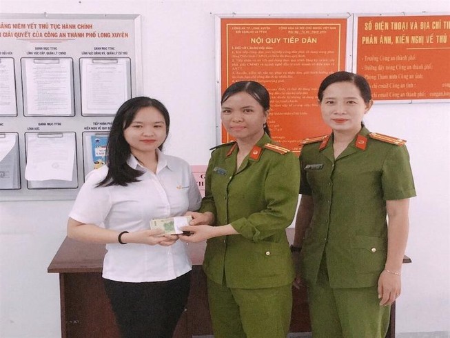 Nữ thiếu tá ở An Giang trả lại tiền cho người làm rơi