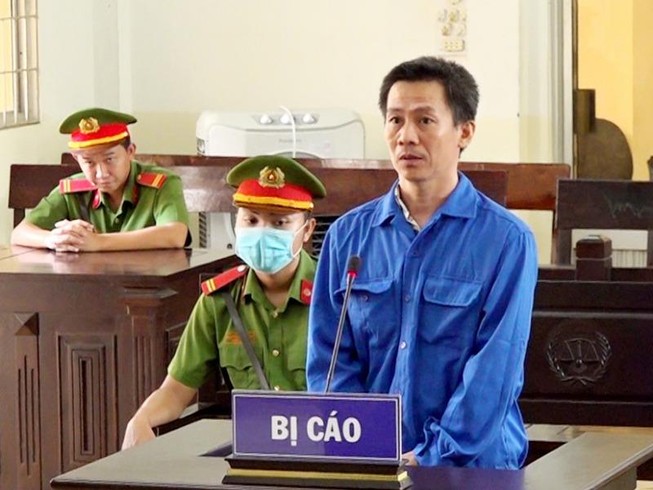 Trưởng cửa hàng xăng dầu tham ô tiền tỉ đi đánh bạc