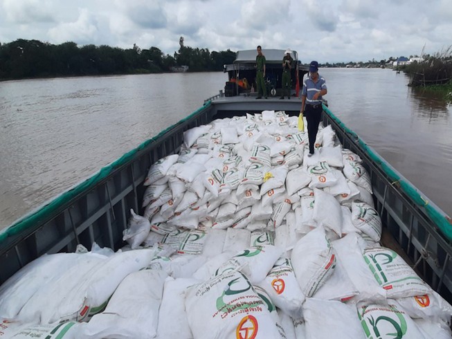 Công an bắt giữ 100 tấn đường lậu đang trên đường vào Việt Nam