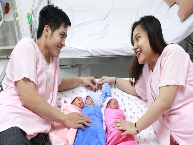 6 em bé ra đời từ hai ca tam thai tự nhiên hiếm gặp