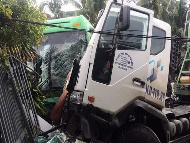 6 người trên ô tô khách bị thương sau va chạm với xe bồn