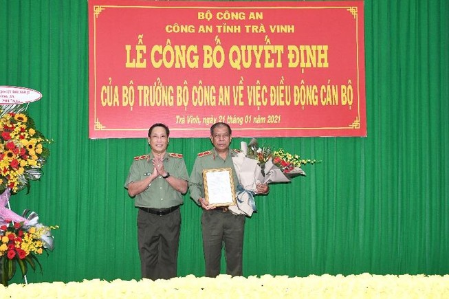 Thiếu tướng Bùi Văn Quyền, Phó Cục trưởng Cục Tổ chức cán bộ đã trao quyết định điều động cho Thiếu tướng Kiên Rịnh. Ảnh: CA