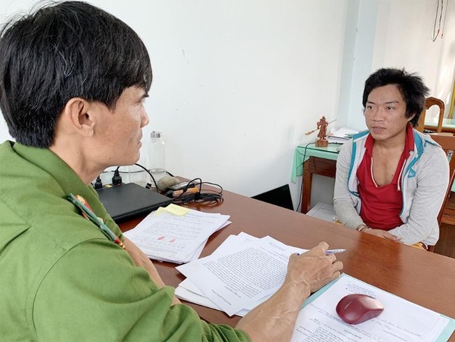 Thanh niên say rượu gây rối, đánh công an