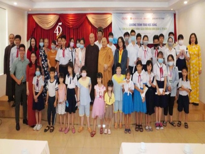 Trao 50 suất học bổng cho con em gia đình chính sách