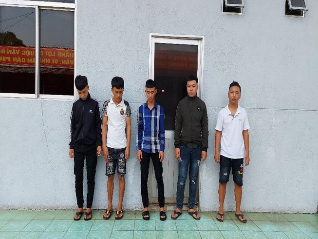 Nhóm người bắt đánh ba học sinh. Ảnh: CACC