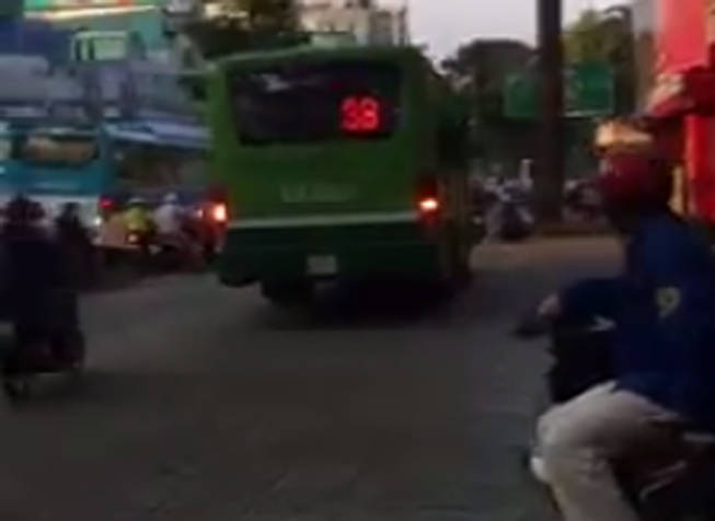 Đình chỉ tài xế lái xe buýt leo lề giữa trung tâm TP