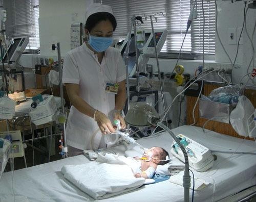 Làm rõ vụ bé sơ sinh nguy kịch vì cắt rốn bằng dao lam
