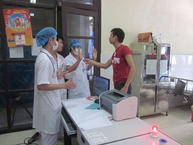 Người nhà bệnh nhân hở chút là hành hung bác sĩ