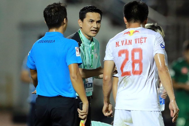 Canh bạc phải thắng của HLV Kiatisak