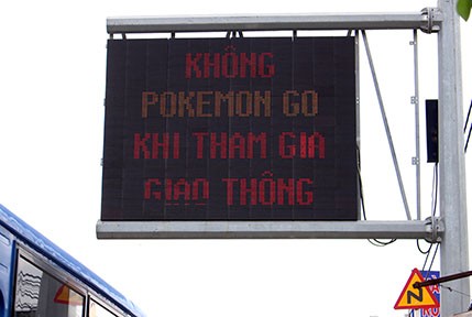 Lời nhắn 'Không Pokemon Go khi tham gia giao thông' trên quốc lộ 1A