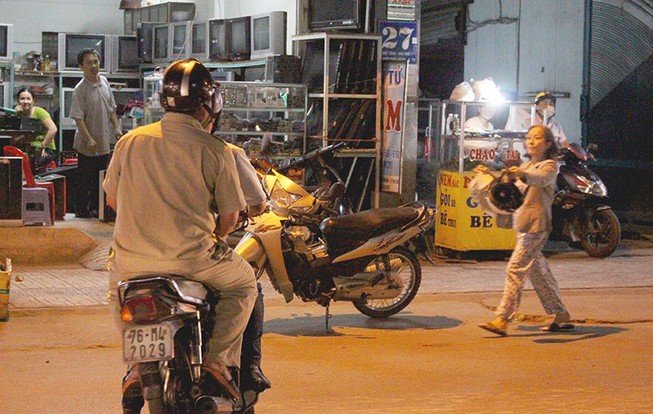 Phạt nóng hàng chục người đi chợ đậu xe dưới lòng đường