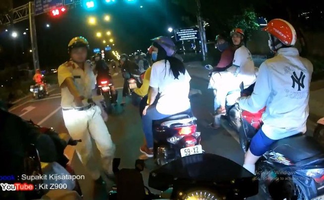 Lộ facebook thanh niên 'bắn' tiếng Anh đối phó CSGT?