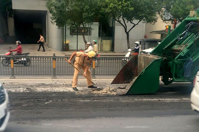 Đang kiểm tra đua xe, CSGT phải quay sang dọn bùn đất