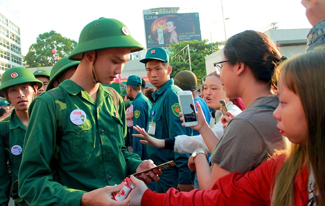 Tân Bình: Nhiều thanh niên viết đơn tự nguyện nhập ngũ