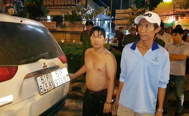 CSGT lục tung bãi cỏ bắt 2 anh em chở thuốc lậu