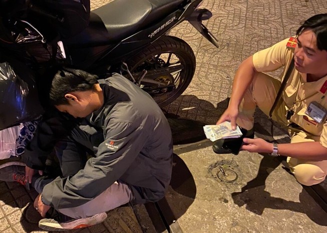Thanh niên say xỉn, ôm gần 40 triệu ngủ quên trên đường