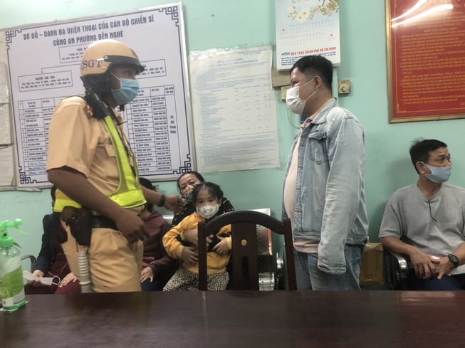 CSGT tìm thấy bé gái 6 tuổi đi lạc khi xem pháo hoa