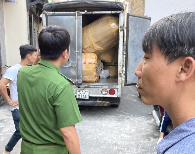 Công an quận 12 thu hàng ngàn nón bảo hiểm nghi giả 'Nón Sơn'