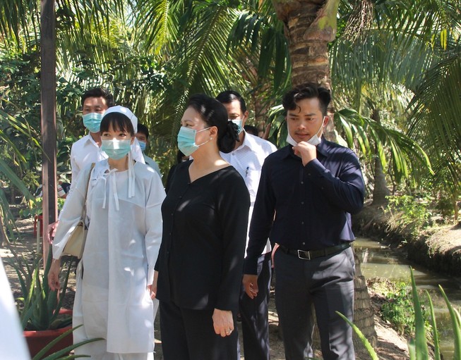 Bà Nguyễn Thị Kim Ngân đến viếng, thăm vườn cây bác Hai Nghĩa