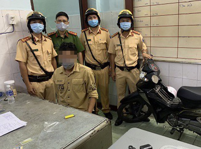 Thanh niên dương tính với ma tuý tại trụ sở công an. Ảnh: HK