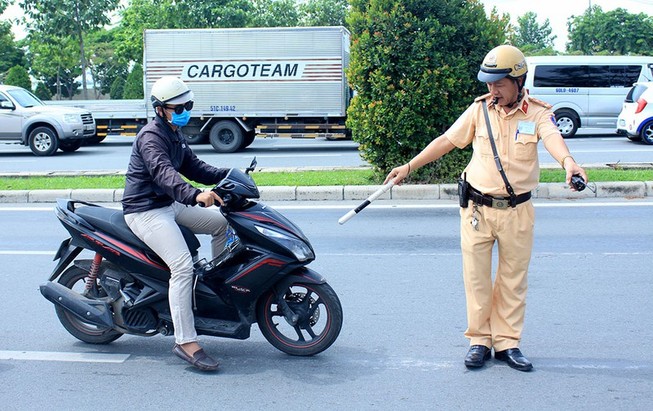 Đội CSGT Cát Lái xử lý vi phạm trên đường Mai Chí Thọ, TP Thủ Đức. Ảnh: L.THOA
