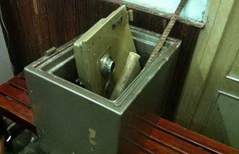 Bắt nhóm đi trộm két sắt bằng ô tô