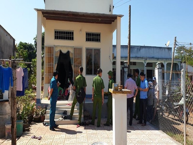 Chém công an rồi vào nhà cố thủ