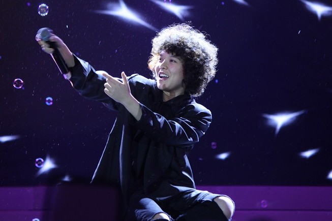 Ca sĩ 'Vì tôi còn sống' thắng lớn tại Zing Music Awards 2015