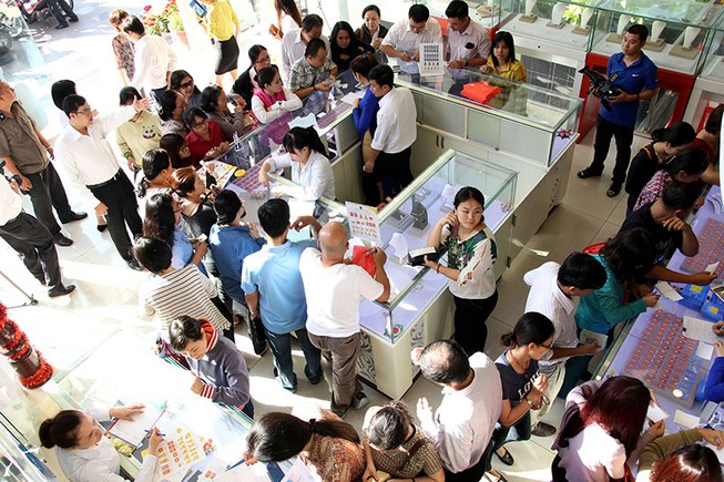 Người dân đổ xô đi mua vàng ngày thần tài