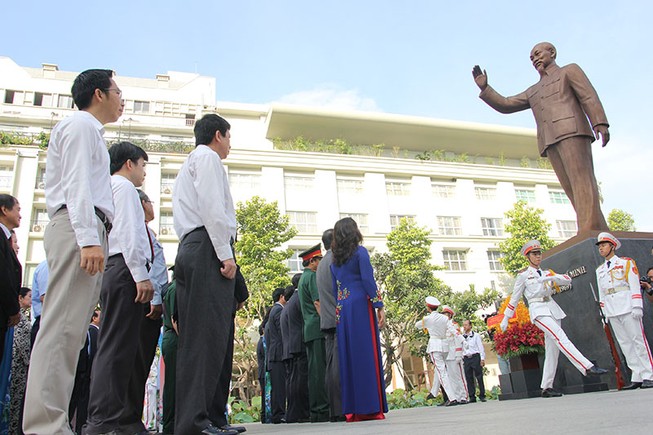 Lãnh đạo TP.HCM dâng hương, dâng hoa mừng sinh nhật Bác