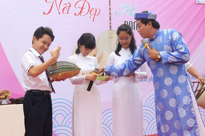 Mang bánh xèo đến trường học để nói chuyện văn hóa