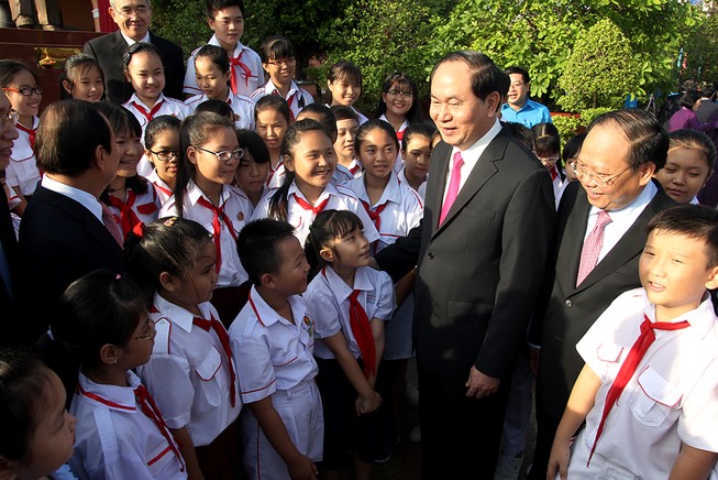 Chủ tịch nước, lãnh đạo TP.HCM dâng hương Bác Hồ