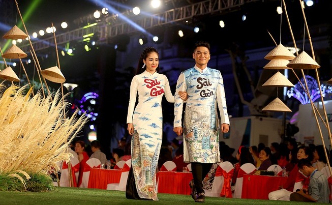 Áo dài 'Cô Bông Sài Gòn' đổ bộ sàn diễn phố Nguyễn Huệ