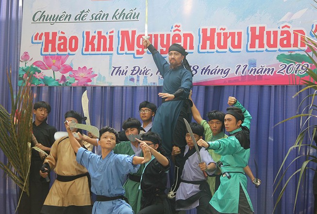 Hào hứng xem diễn Thủ Khoa Huân tại ngôi trường mang tên ông