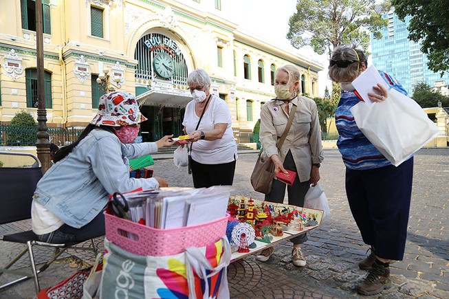 Cảnh trái ngược ngày đầu áp dụng đeo khẩu trang nơi công cộng