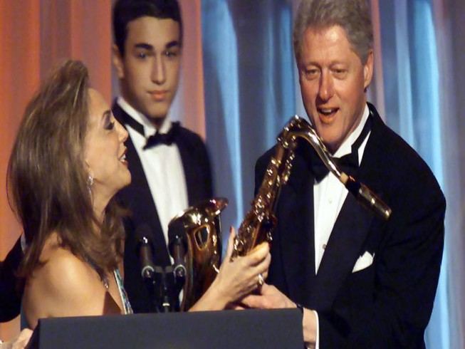 FBI bất ngờ ‘khui’ lại hồ sơ cũ của ông Bill Clinton