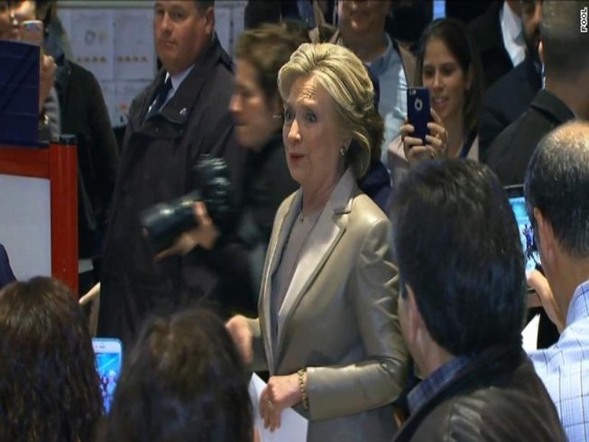 Bà Clinton bỏ phiếu cho chính mình ở New York